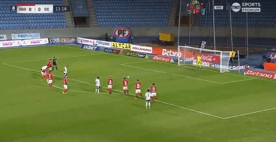 离谱!38岁比达尔踢飞点球+头球乌龙,恼羞成怒与自家门将大吵