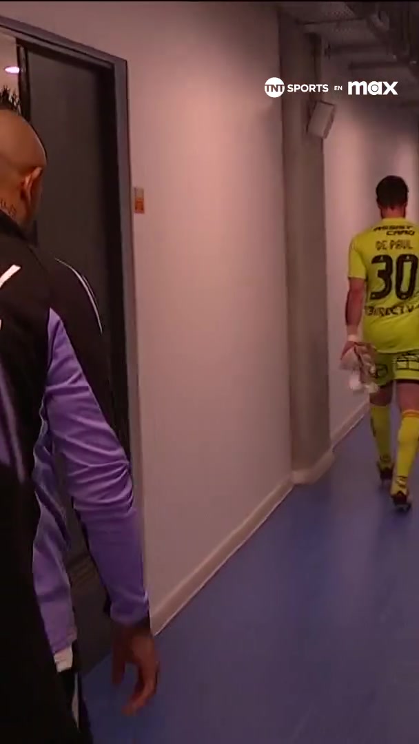 离谱！38岁比达尔踢飞点球+头球乌龙，恼羞成怒与自家门将大吵